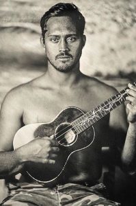 Makua Rothman big wave rider y gran músico