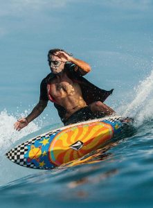 Ozzie Wright es un surfista, pintor y músico profesional australiano.